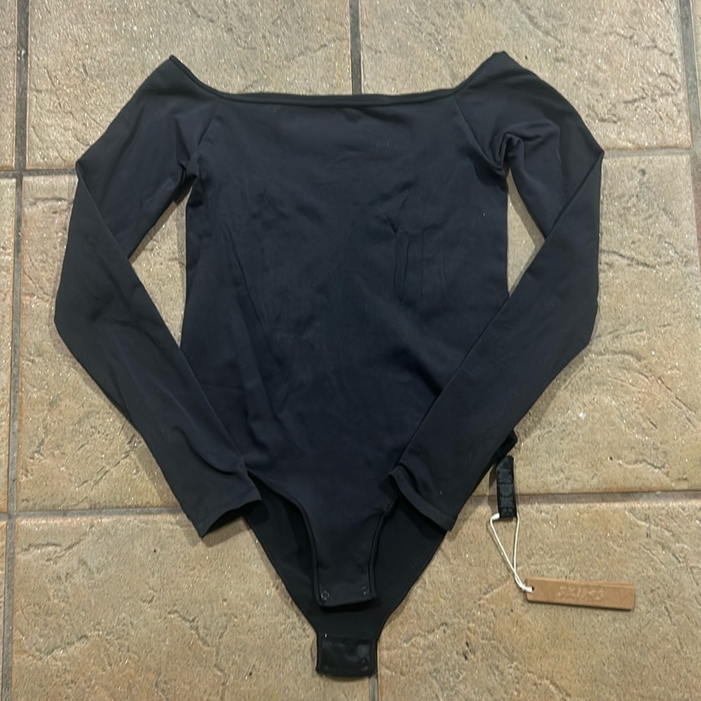 Skims off the shoulder bodysuit in onyx